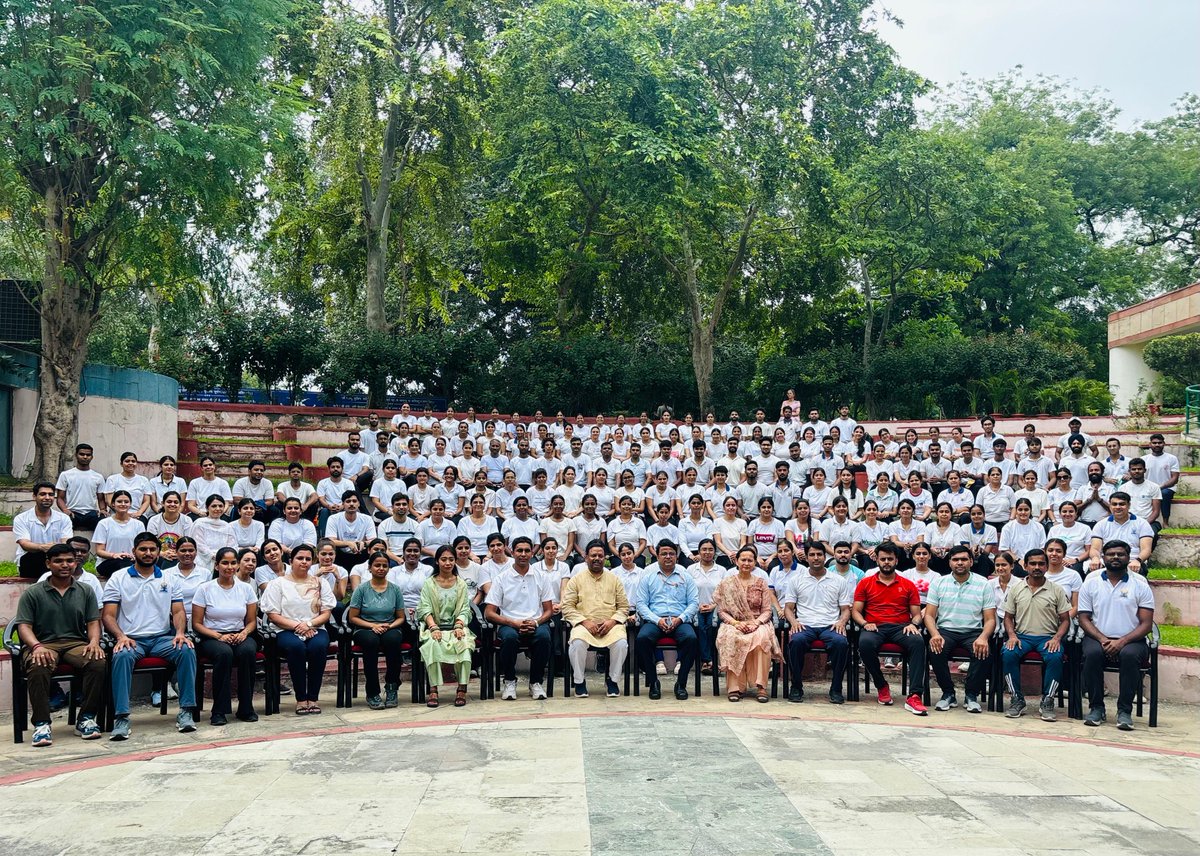 mdniy's tweet image. मो.दे.रा.यो.स. परिसर में डीडीए स्पोर्ट्स कॉम्प्लेक्स में चल रहे फाउंडेशन कोर्स के ऑफलाइन बैच के 160 छात्रों ने पहली बार षट्कर्म कार्यशाला में हिस्सा लिया। इस कार्यशाला में छात्रों ने योग में आंतरिक शुद्धि से जुड़ी पारंपरिक यौगिक क्रियाओं की तकनीक के बारे में जाना, जिसमें वमन,…