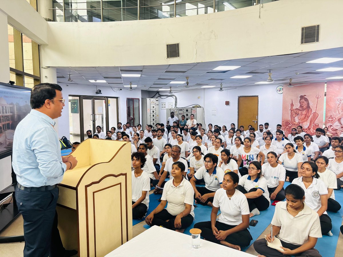 mdniy's tweet image. मो.दे.रा.यो.स. परिसर में डीडीए स्पोर्ट्स कॉम्प्लेक्स में चल रहे फाउंडेशन कोर्स के ऑफलाइन बैच के 160 छात्रों ने पहली बार षट्कर्म कार्यशाला में हिस्सा लिया। इस कार्यशाला में छात्रों ने योग में आंतरिक शुद्धि से जुड़ी पारंपरिक यौगिक क्रियाओं की तकनीक के बारे में जाना, जिसमें वमन,…
