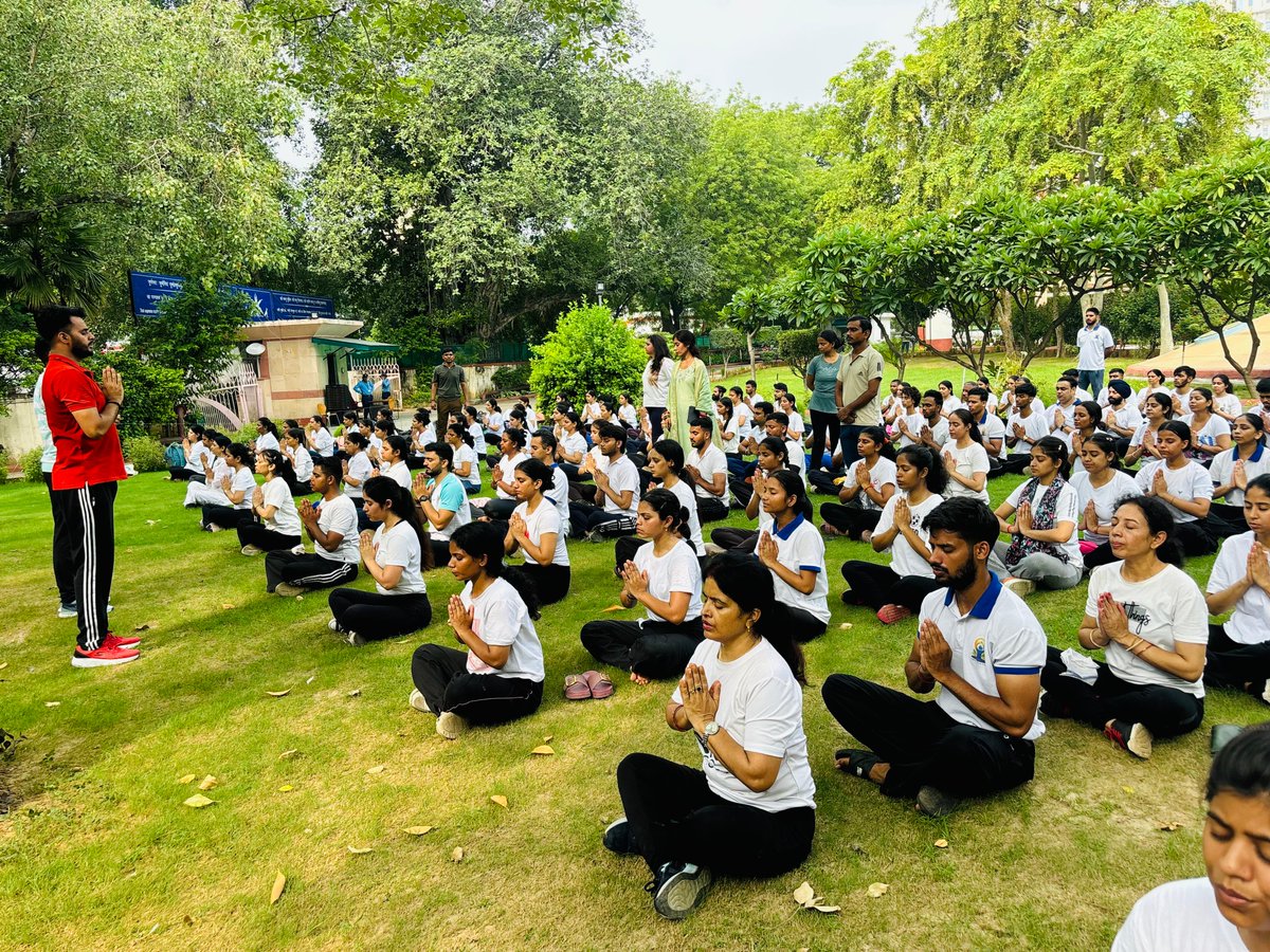mdniy's tweet image. मो.दे.रा.यो.स. परिसर में डीडीए स्पोर्ट्स कॉम्प्लेक्स में चल रहे फाउंडेशन कोर्स के ऑफलाइन बैच के 160 छात्रों ने पहली बार षट्कर्म कार्यशाला में हिस्सा लिया। इस कार्यशाला में छात्रों ने योग में आंतरिक शुद्धि से जुड़ी पारंपरिक यौगिक क्रियाओं की तकनीक के बारे में जाना, जिसमें वमन,…