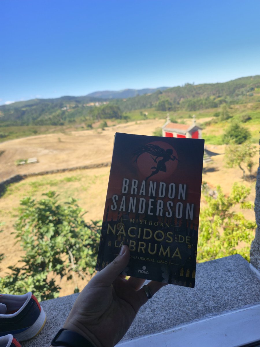 Zona_checkpoint's tweet image. Buenos días gente, empezamos este día preparando la semana de nuevas salidas y leyendo un poquito 😏 #nacidosdelabruma #brandonsanderson #mistborn