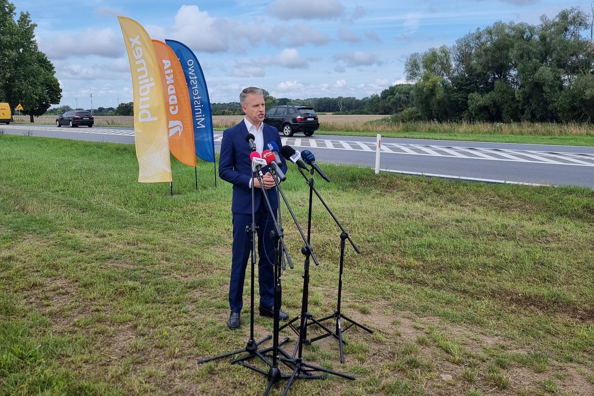 Ministerstwo Infrastruktury (@mi_gov_pl) on Twitter photo 🚧 Trzy strategiczne inwestycje drogowe dla województwa zachodniopomorskiego🚧
Na DK13 w obecności wiceministrów <a href="/Stan_Bukowiec/">Stanisław Bukowiec</a> i <a href="/A_Marchewka/">Arkadiusz Marchewka</a>, <a href="/GDDKiA/">Generalna Dyrekcja Dróg Krajowych i Autostrad</a> podpisała umowę na realizację trzech ważnych zadań infrastrukturalnych, które usprawnią komunikację w południowej części 🚧 Trzy strategiczne inwestycje drogowe dla województwa zachodniopomorskiego🚧
Na DK13 w obecności wiceministrów <a href="/Stan_Bukowiec/">Stanisław Bukowiec</a> i <a href="/A_Marchewka/">Arkadiusz Marchewka</a>, <a href="/GDDKiA/">Generalna Dyrekcja Dróg Krajowych i Autostrad</a> podpisała umowę na realizację trzech ważnych zadań infrastrukturalnych, które usprawnią komunikację w południowej części