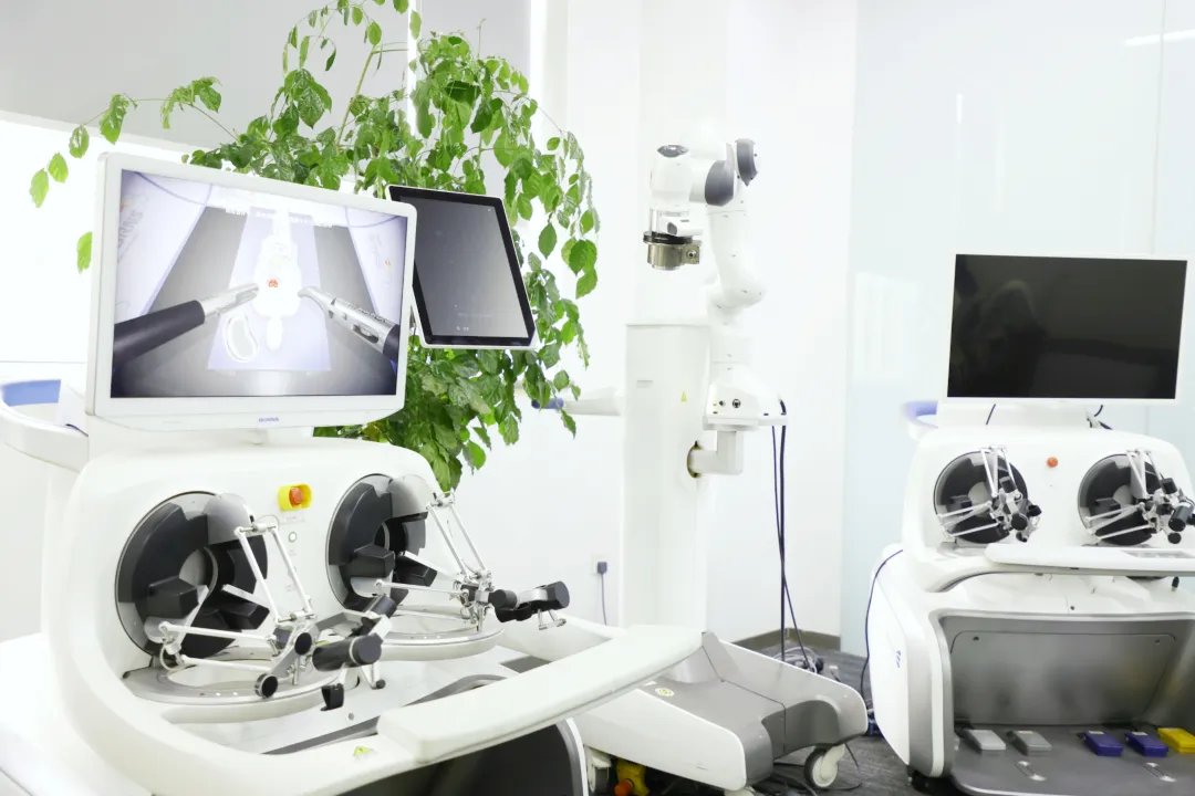 ChengduHitech's tweet image. #CDHT based Borns Medical Robotics made the list as an outstanding case of digital economy cooperation. Its clinical research and training project using surgical robots was recognized as a top case in digital innovation.