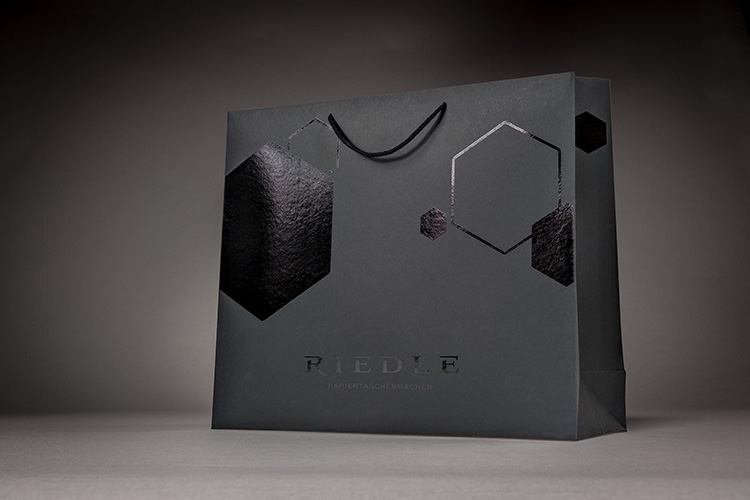 Sustentabilidad de nivel premium: Riedle apuesta en su nueva línea de bolsaspor el #papel reciclado de Koehler Paper alabrent.com/noticias/40044