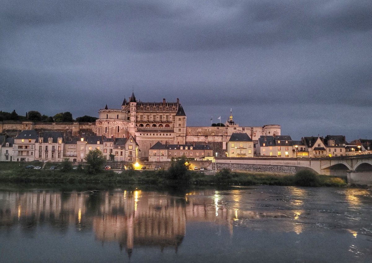 ⚡️☀️Les ciels d'orage de la semaine passée nous ont offert de belles occasions de sortir l'appareil photo... Comme cette prise de vue, réalisée dimanche soir. Retour du soleil ce matin ! #Amboise #Touraine #ValdeLoire