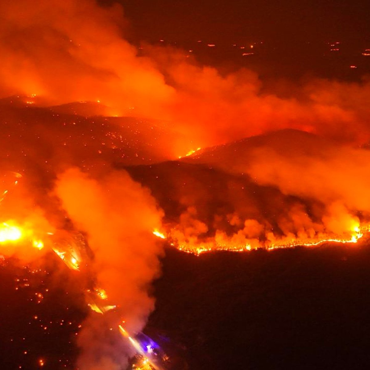 Yandı orman, o büyülü şenlik..
 O düğün evi kül artık..
Karadan kara bir örtü..
 Sindi toprağa..
 Gözü olmayan..
Duvağı yırtıldı dağın..
Filizi yüzüldü dalın..
Boğucu bir uğultu..
Sardı yeryüzünü..
  Dili olmayan..
//Nihat Behram 
Fotoğraf..Hava forum