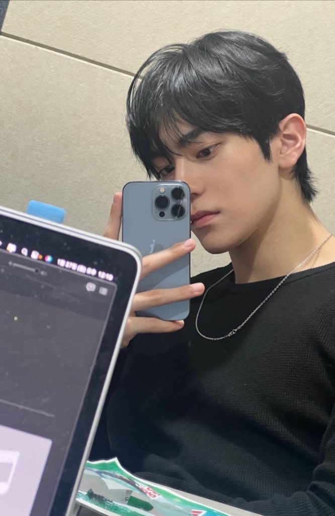 namkimz7's tweet image. i can’t be the only one who thought they were the same person at first 😭😭