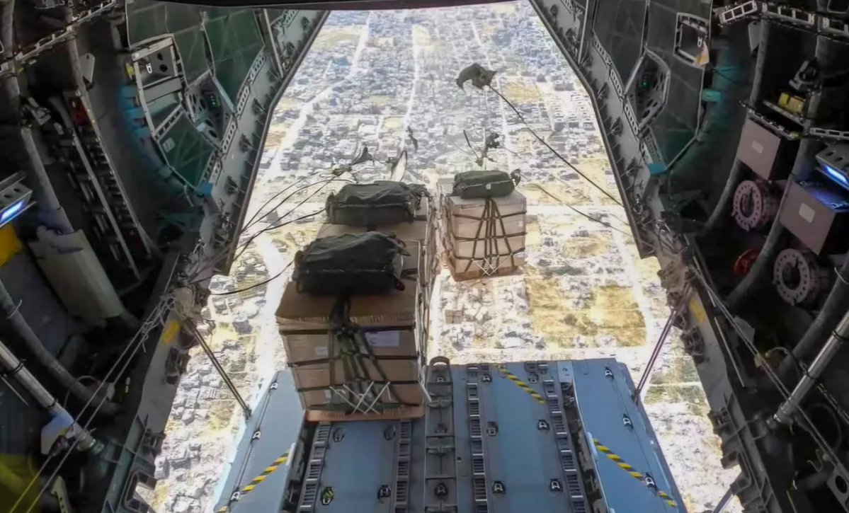 Ministerio Defensa (@defensagob) on Twitter photo 🔴 El <a href="/EjercitoAire/">Ejército del Aire y del Espacio</a> prepara un avión #A400 para enviar, en los próximos días, 12 toneladas de alimentos a #Gaza.
El operativo incluye la carga de los paquetes con una red preparada para su liberación y el uso de paracaídas durante el descenso.
¡Gracias por vuestro trabajo! 🔴 El <a href="/EjercitoAire/">Ejército del Aire y del Espacio</a> prepara un avión #A400 para enviar, en los próximos días, 12 toneladas de alimentos a #Gaza.
El operativo incluye la carga de los paquetes con una red preparada para su liberación y el uso de paracaídas durante el descenso.
¡Gracias por vuestro trabajo!