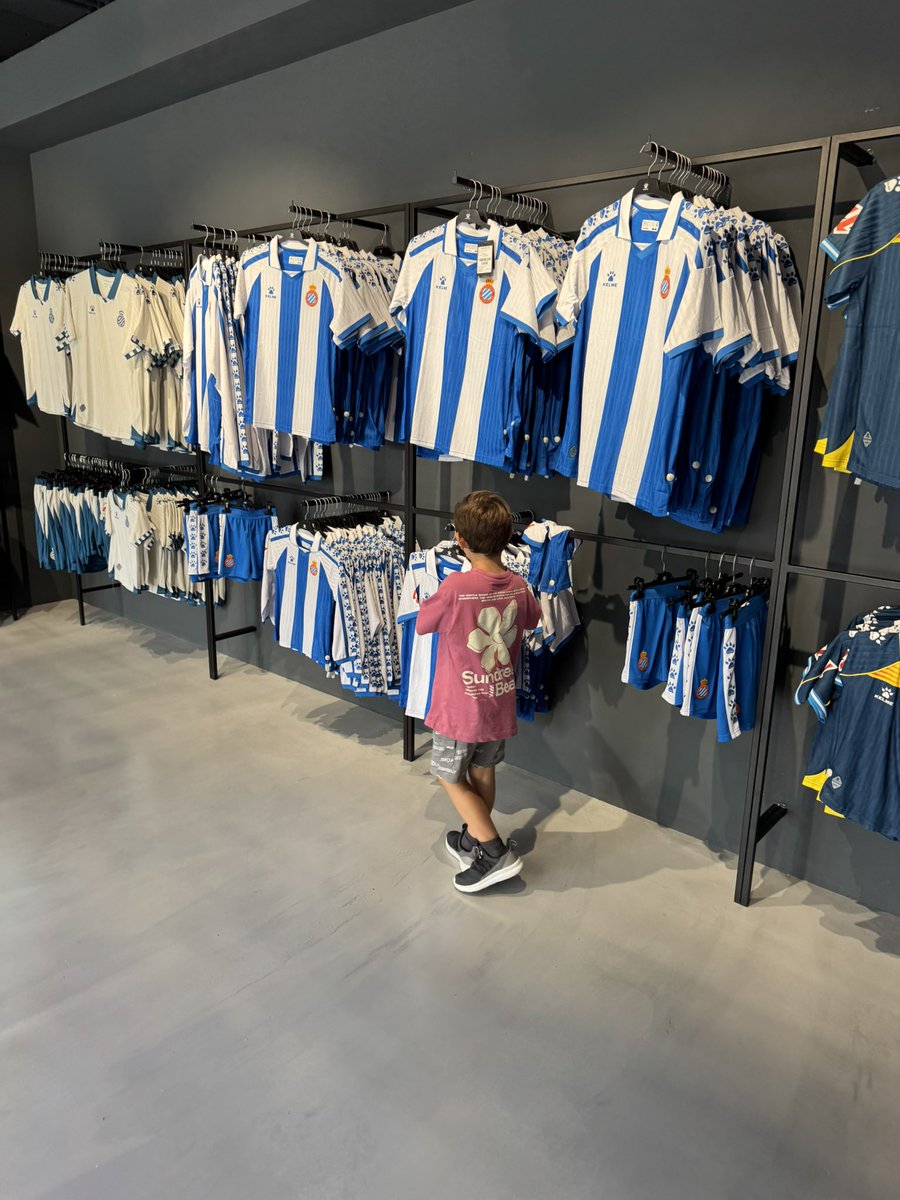 Ander Mirambell OLY (@anderskeleton) on Twitter photo De pares a fills 🥰 En casa ya estamos listos para el inicio de temporada <a href="/RCDEspanyol/">RCD Espanyol de Barcelona</a> Vamos!! Preciosidad de camiseta 🔝🔝 De pares a fills 🥰 En casa ya estamos listos para el inicio de temporada <a href="/RCDEspanyol/">RCD Espanyol de Barcelona</a> Vamos!! Preciosidad de camiseta 🔝🔝