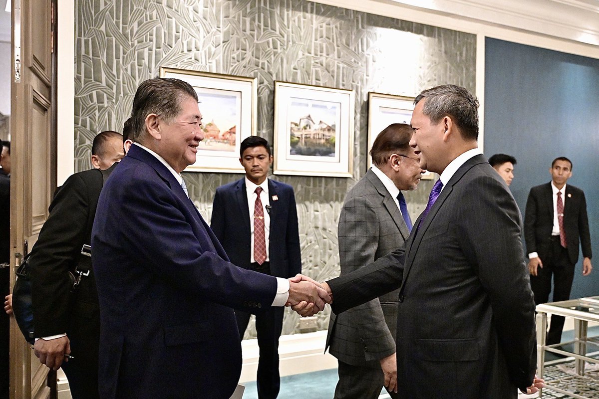 Pheuthai2day's tweet image. นาทีประวัติศาสตร์.. "ภูมิธรรม" จับมือ "ฮุน มาเนต" เจรจาหยุดยิง
.
28 กรกฎาคม 2568 เวลา 15.00 น. นายภูมิธรรม เวชยชัย รองนายกรัฐมนตรีและรัฐมนตรีว่าการกระทรวงมหาดไทยในฐานะรักษาการนายกรัฐมนตรี เดินทางถึงกรุงกัวลาลัมเปอร์ ประเทศมาเลเซีย และเริ่มเข้าสู่เจรจาหยุดยิง…