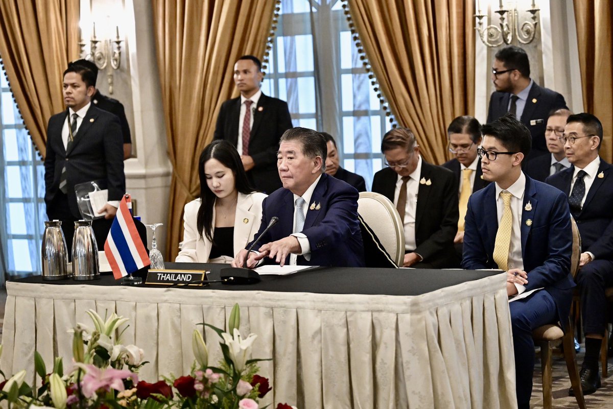Pheuthai2day's tweet image. นาทีประวัติศาสตร์.. "ภูมิธรรม" จับมือ "ฮุน มาเนต" เจรจาหยุดยิง
.
28 กรกฎาคม 2568 เวลา 15.00 น. นายภูมิธรรม เวชยชัย รองนายกรัฐมนตรีและรัฐมนตรีว่าการกระทรวงมหาดไทยในฐานะรักษาการนายกรัฐมนตรี เดินทางถึงกรุงกัวลาลัมเปอร์ ประเทศมาเลเซีย และเริ่มเข้าสู่เจรจาหยุดยิง…