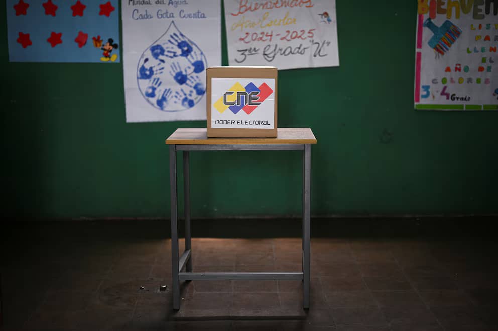 omargonzalez6's tweet image. La abstención fue un grito de rebeldía que golpeó la farsa de Maduro y sus cómplices. Con centros vacíos y banderas tricolores en alto, el pueblo venezolano dejó claro que exige un cambio genuino ya. #VzlaIndomable
