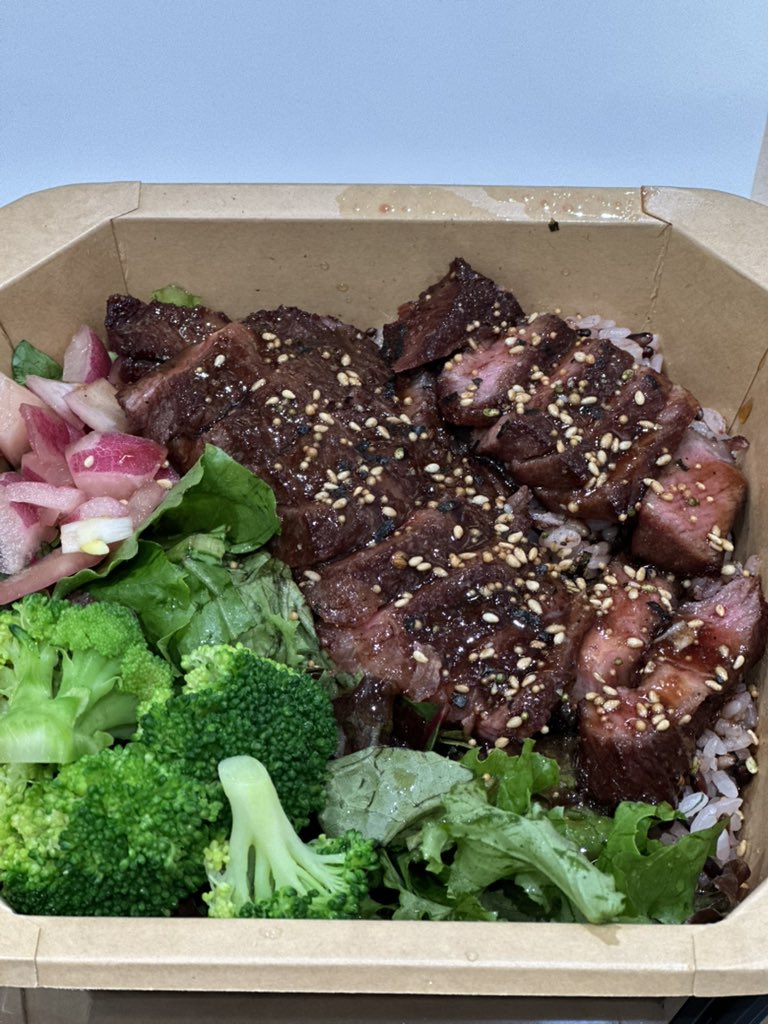 cinystramano's tweet image. 비프 포케 같은 겁니다 맛잇게 저녁 드세요