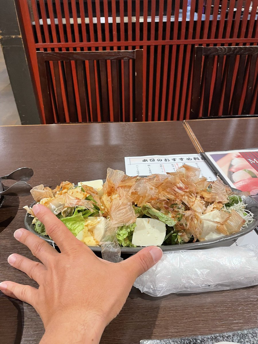 k_koichi12's tweet image. やってしもーた。。1人なのに。
まさかサラダがこんなにデカいとは。
横幅約40センチ。。
〆のお茶漬けは諦めよう。