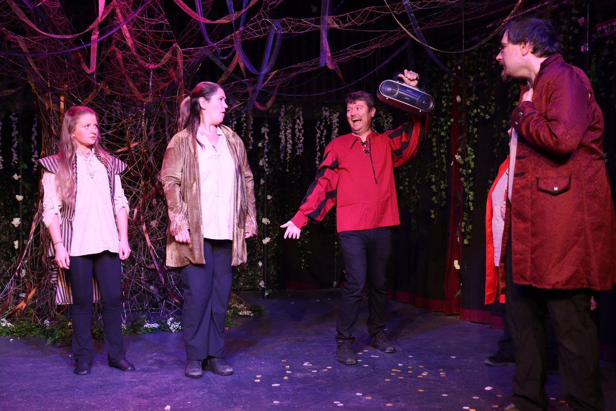 UnboundTheatre's tweet image. 'As You Like It' is headed to three more venues this weekend, including two free shows!
Fri 1 Aug | Nags Head, Gt Missenden | 7.30pm
Sat 2 Aug | @AscottEstate | 2pm
Sun 3 Aug | @Kings_Head, Aylesbury | 2pm
Info: unboundtheatre.co.uk/bucks-shakespe…
#TellGreatStories #BucksShakespeareFest