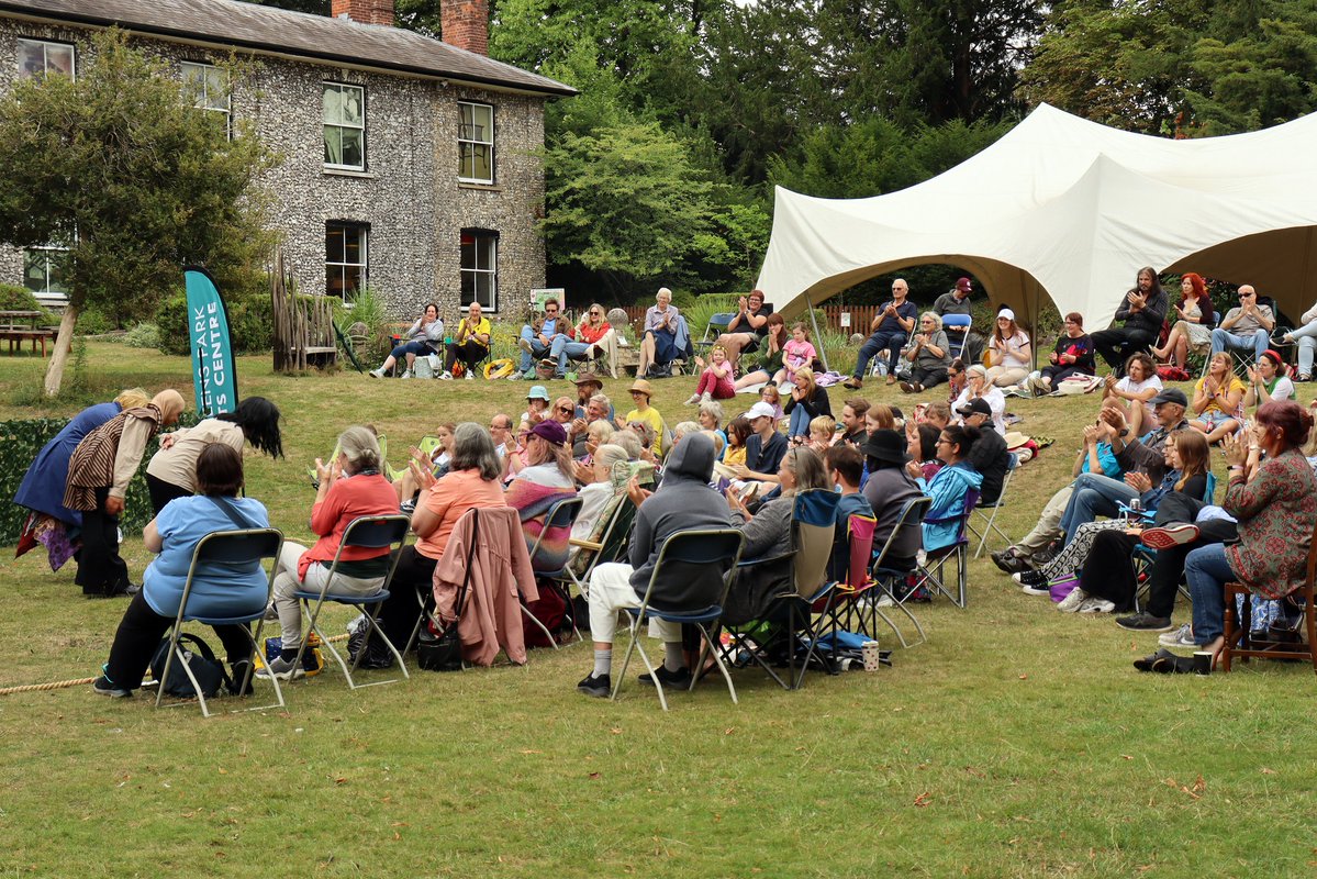 UnboundTheatre's tweet image. 'As You Like It' is headed to three more venues this weekend, including two free shows!
Fri 1 Aug | Nags Head, Gt Missenden | 7.30pm
Sat 2 Aug | @AscottEstate | 2pm
Sun 3 Aug | @Kings_Head, Aylesbury | 2pm
Info: unboundtheatre.co.uk/bucks-shakespe…
#TellGreatStories #BucksShakespeareFest