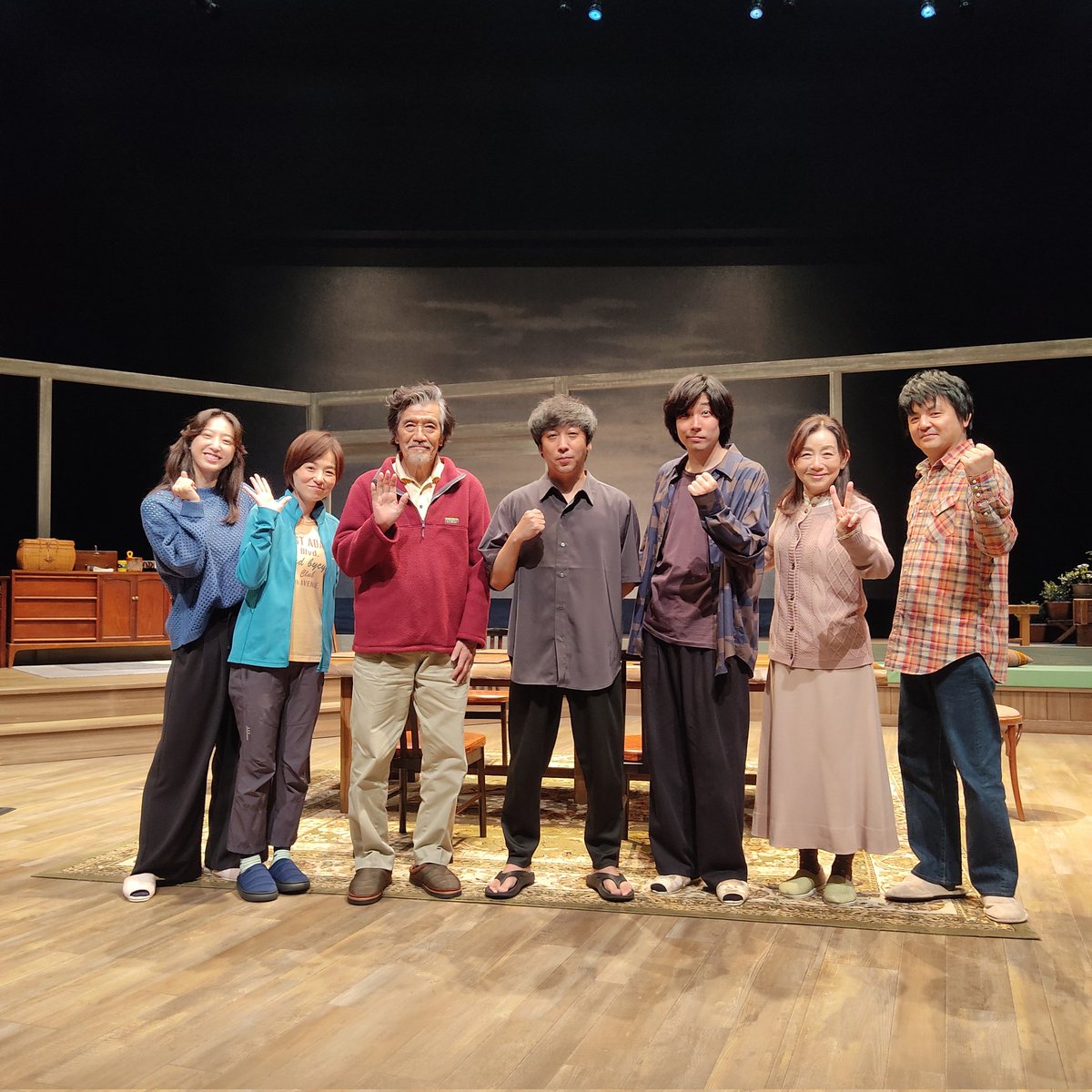 【#消えていくなら朝】

昨日、千穐楽を迎えた『消えていくなら朝』。
まだ余韻が冷めやらぬ皆様に、終演後の集合ショットをお届け✨
昨年2月のオーディションから一年以上かけて創り上げてくださった、蓬莱竜太さんと6人のキャストのみなさん。
本当にありがとうございました！！