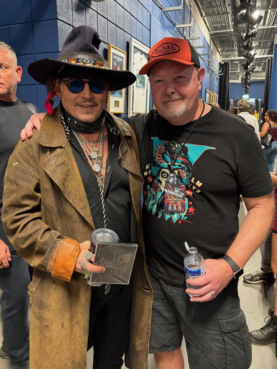 JerrieDepp's tweet image. Backstage moments at the O2 Arena 🎸✨ God Dad (#JohnnyDepp) and the amazing halfordnigel (IG) Drummer for rock band Voodoo Sioux band 

When legends crossing paths, memories captured. 💫 (Repost from halfordnigel’s IG)