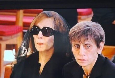 leenjustleen's tweet image. زياد رحل من العصفورية.
العصفورية لم تعلن الحداد العام،
لكن مجانين زياد كانوا العقلاء الوحيدين حين مرّت أمه وأخته… بوقارٍ صامت.
مجانين زياد غنّوا أغانيه،
ردّدوها كأنهم يشيّعون القهر، لا الجثمان.
أما الدولة…
فلم تنتبه، لم تعترض، لم تشارك…
قشطت لحالها.
#زياد_رحباني…