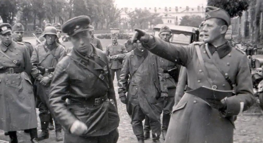 boris0630's tweet image. Никогда на кого не нападали...
В сентябре 1939 немцы захватили польский Брест,а 22 сентября,по договору с друзьями,передали его РККА
Польские солдаты еще сопротивлялись в крепости.Их добивала Красная армия
Советский офицер принимает у подполковника Леммеля Брестскую крепость