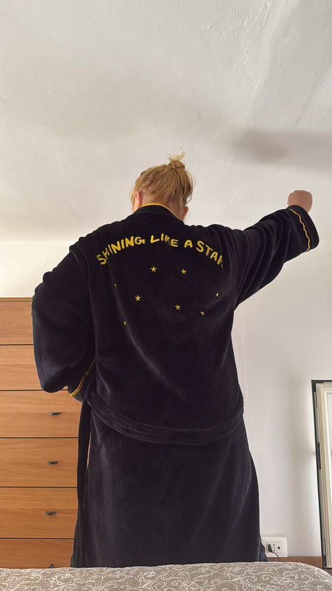 Leohands_'s tweet image. My mom stole this too 😭

Mom, we can&apos;t fight for the same man, please—-