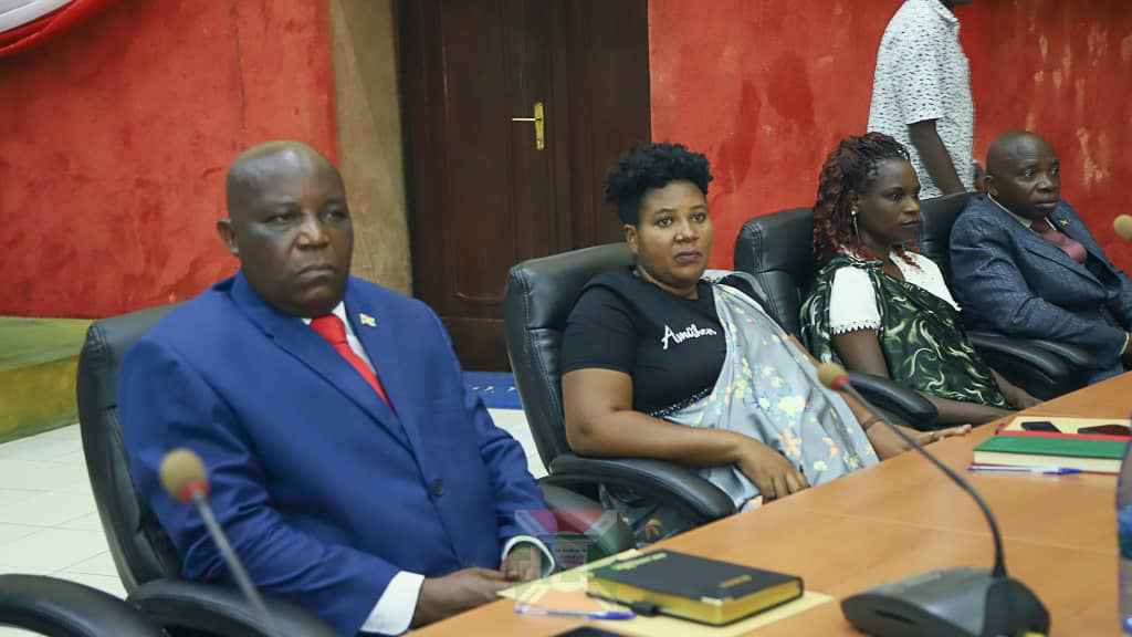 2/2 Pour cette première séance plénière de la première session de l'Assemblée nationale, législature 2025-2030, il a été mis en place une commission ad hoc composée de 7 députés pour analyser à fond le projet de Règlement d'Ordre Intérieur afin de le soumettre à la séance