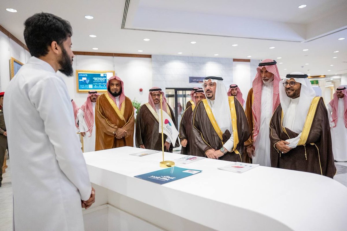 EmarahAlQassim's tweet image. اطلع سموه خلال التدشين على تقرير مفصل حول جهود الجمعية خلال النصف الأول من عام 2025م، حيث تجاوز عدد المستفيدين من برامجها التوعوية والصحية 55 ألف مستفيد في مختلف مناطق المملكة..

سمو #أمير_منطقة_القصيم  يرعى تدشين فعاليات اليوم العالمي لالتهاب الكبد الفيروسي تحت شعار “ابتسامة…
