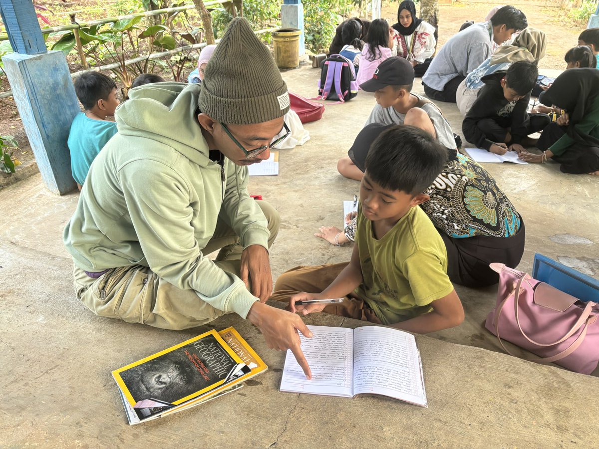adionooo's tweet image. bangun tidur langsung berangkat ngajar. jadi keinget dulu pulang kerja jarak ratusan kilo langsung ngajar kakaknya anak-anak ini. sekarang ngajar adek-adeknya