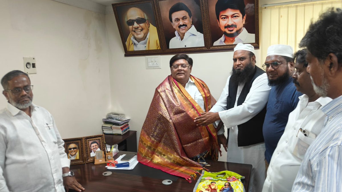 DMK_Chennai's tweet image. இராயபுரம் சட்டமன்ற தொகுதிக்கு உட்பட்ட 52வது மற்றும் 53வது வார்டு மின்ட் மாடர்ன் சிட்டி பகுதியைச் சார்ந்த பொதுமக்கள்
இராயபுரம் சட்டமன்ற உறுப்பினர் திரு.@idream_murthy அவர்களிடம் போஜராஜன் நகர் சுரங்கப்பாதையில் கேமரா, மின்விளக்குகள், போலீஸ் பூத் மற்றும் அங்குள்ள மதுபான கடையினை…