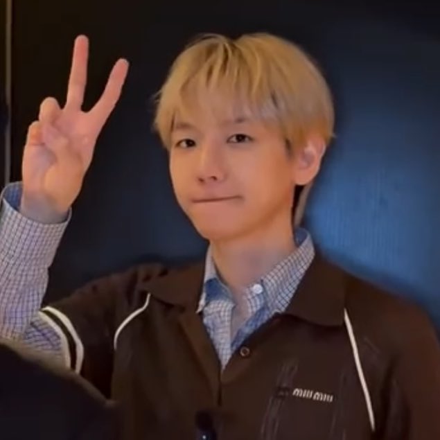 puppy__bh's tweet image. 미우미우 백현이잖아….🤎