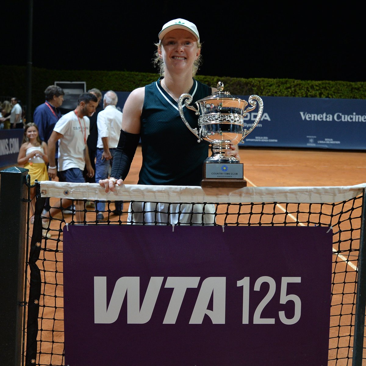 Francesca Jones with the Palermo trophy 🔥🏆

Two <a href="/WTA/">wta</a> 125 titles this month! 

#BackTheBrits 🇬🇧 | 📷 <a href="/LadiesOpenPA/">Palermo Ladies Open</a>