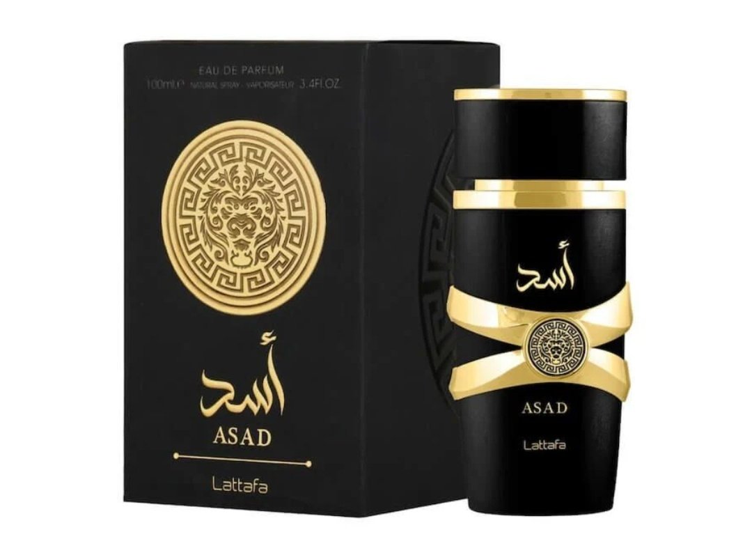 Asakes_Essence's tweet image. Lattafa Asad is a bold, unisex amber fragrance with a spicy, sweet, and woody profile. It opens with black pepper, pineapple, and transitions to a coffee, patchouli, and iris heart, and settles into a warm vanilla, amber, and woody base. Ideal for evening wear or cooler seasons.