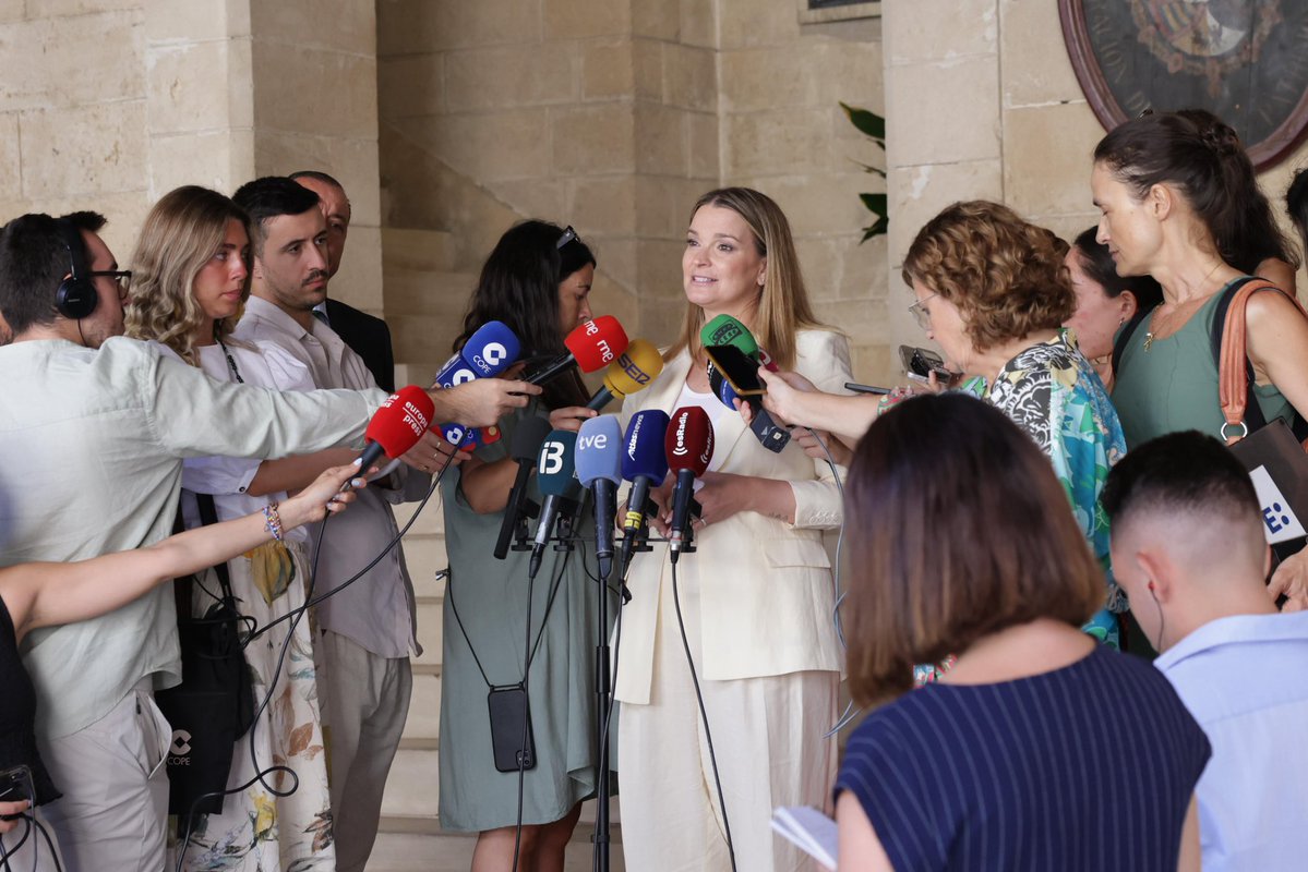 MargaProhens's tweet image. Un verdadero honor reunirme un año más con Su Majestad el Rey Felipe VI en el Palacio de la Almudaina, donde he podido expresarle mi agradecimiento su compromiso y por elegir siempre las Illes Balears.
Durante el encuentro, le he trasladado los avances del Pacto por la…
