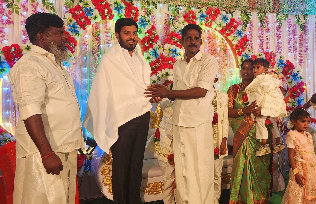 விசிக நாகூர் நகரச் செயலாளர் த.சண்முகம் இல்ல காதணி விழாவில் பங்கேற்று, குழந்தைகளை வாழ்த்தினோம்.
#AloorShanavas 
#NagapattinamMLA #VCK