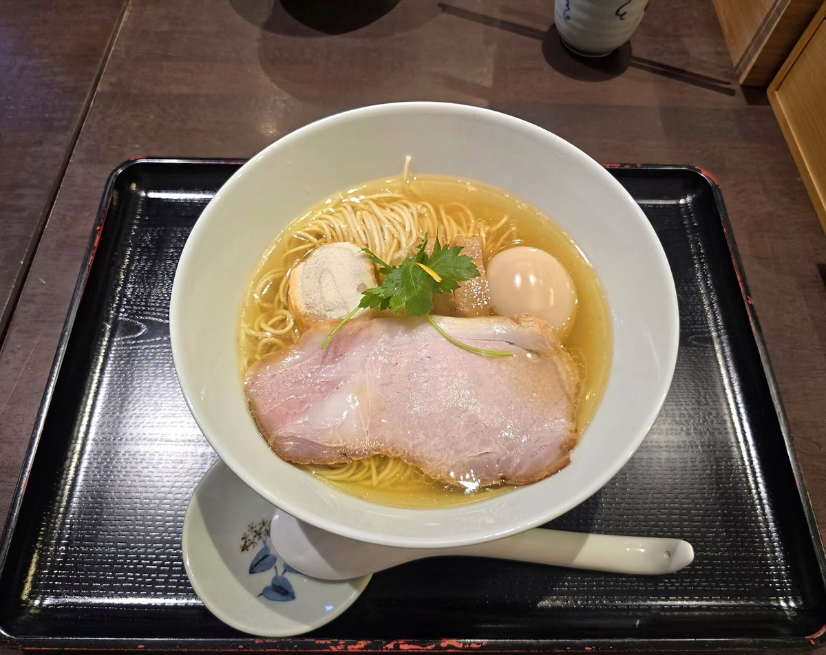 K46749975's tweet image. 食煅 もみじ@久喜
◾味玉塩◾肉飯
ひと口飲んで😨旨クラ~のけぞる笑
完全に!旨さUPしてる塩😵💫⤴
後半にかけて🌡魚介や鶏油の甘みを
より感じる衝撃KK🙇♂💯
麺肌なめらか😘
💯絶品しなやか自家製麺🩵
🍚パンチある甘辛ダレに旨豚
卵黄は双子❔濃度も倍増よ🤣💕
#食煅もみじ