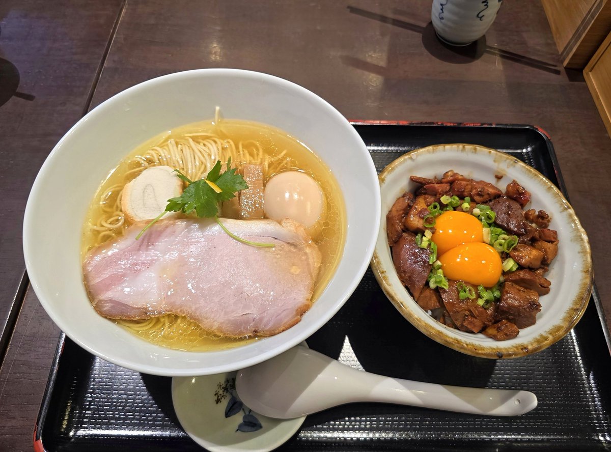 K46749975's tweet image. 食煅 もみじ@久喜
◾味玉塩◾肉飯
ひと口飲んで😨旨クラ~のけぞる笑
完全に!旨さUPしてる塩😵💫⤴
後半にかけて🌡魚介や鶏油の甘みを
より感じる衝撃KK🙇♂💯
麺肌なめらか😘
💯絶品しなやか自家製麺🩵
🍚パンチある甘辛ダレに旨豚
卵黄は双子❔濃度も倍増よ🤣💕
#食煅もみじ