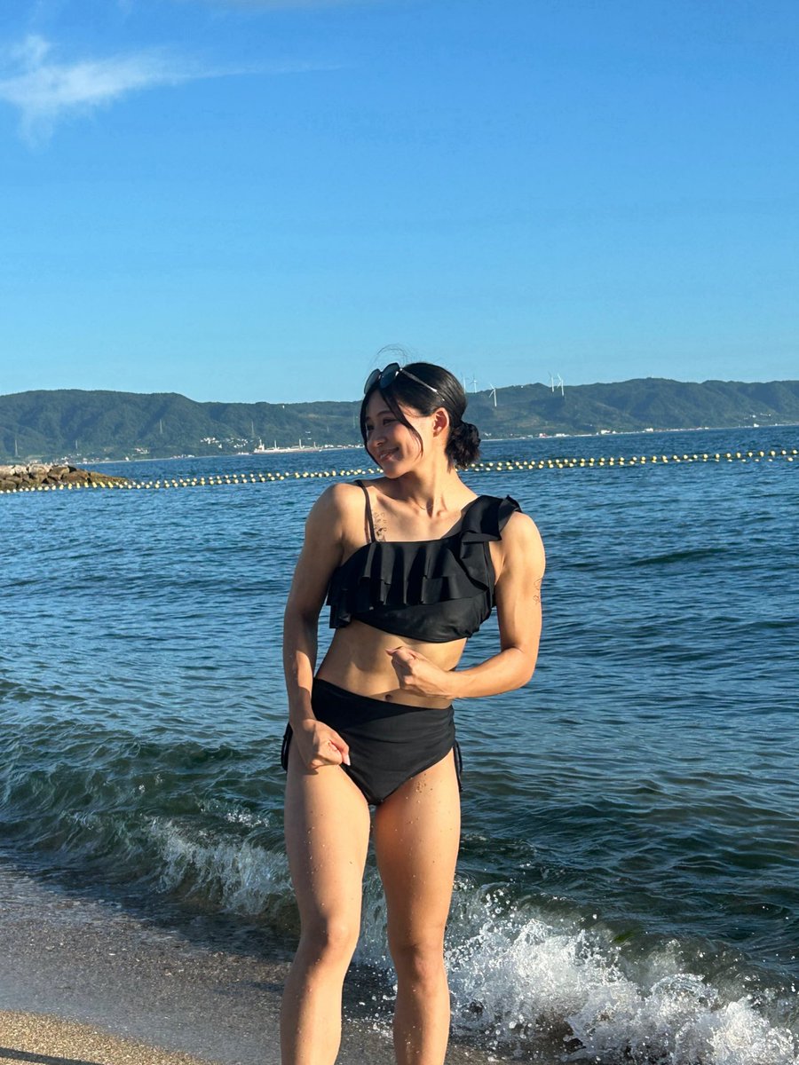 可愛い水着には筋肉でしょうよ