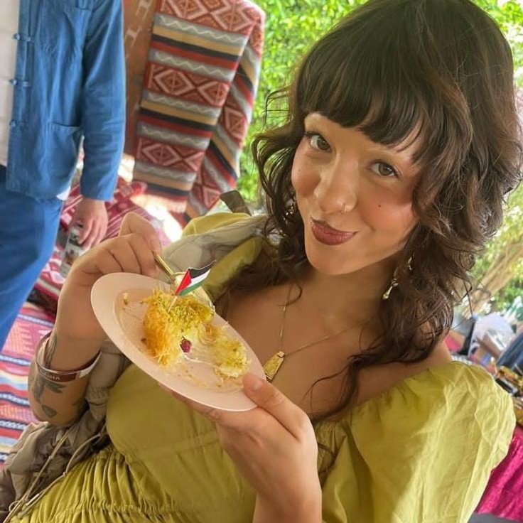 SpotifyMelanie's tweet image. Do you prefer Melanie Martinez with full-blonde hair or full-brown hair?