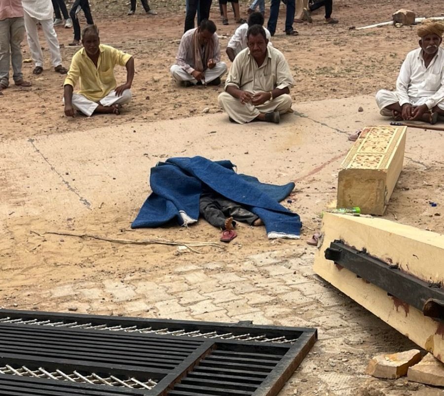 जैसलमेर के पूनमपुर गांव के स्कूल का गेट 3 साल पहले टक्कर लगने से जर्जर हो गया था ,

आज उस जर्जर गेट ने एक मासूम की जान लेली और अध्यापक के दो पैर तोड़ दिए ।
