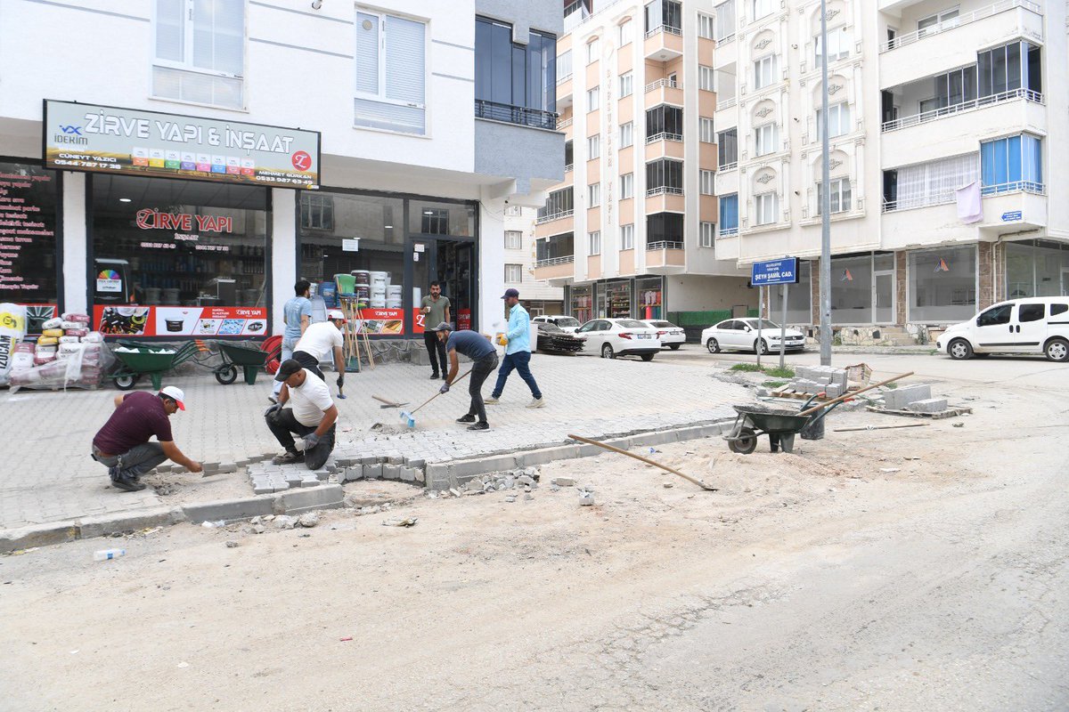 mus_bld's tweet image. 📌 Kaldırım Onarım Çalışmalarımız Devam Ediyor
Fen İşleri Müdürlüğü ekiplerimiz tarafından, vatandaşlarımızın daha güvenli ve konforlu bir şekilde ulaşım sağlaması için Sunay Mahallesi’nde kaldırım onarım çalışmaları başlatılmıştır.