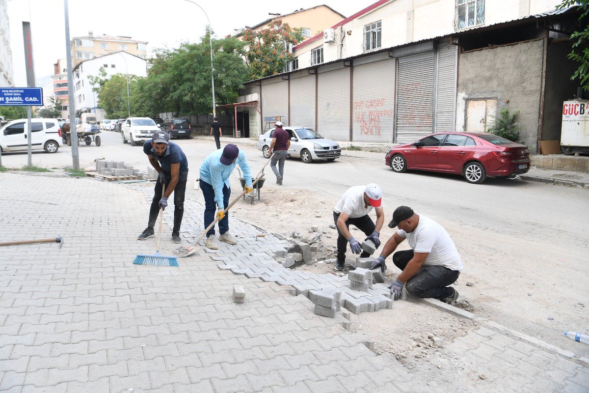 mus_bld's tweet image. 📌 Kaldırım Onarım Çalışmalarımız Devam Ediyor
Fen İşleri Müdürlüğü ekiplerimiz tarafından, vatandaşlarımızın daha güvenli ve konforlu bir şekilde ulaşım sağlaması için Sunay Mahallesi’nde kaldırım onarım çalışmaları başlatılmıştır.
