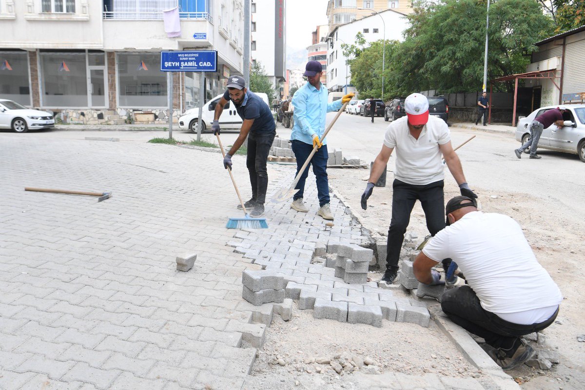 mus_bld's tweet image. 📌 Kaldırım Onarım Çalışmalarımız Devam Ediyor
Fen İşleri Müdürlüğü ekiplerimiz tarafından, vatandaşlarımızın daha güvenli ve konforlu bir şekilde ulaşım sağlaması için Sunay Mahallesi’nde kaldırım onarım çalışmaları başlatılmıştır.