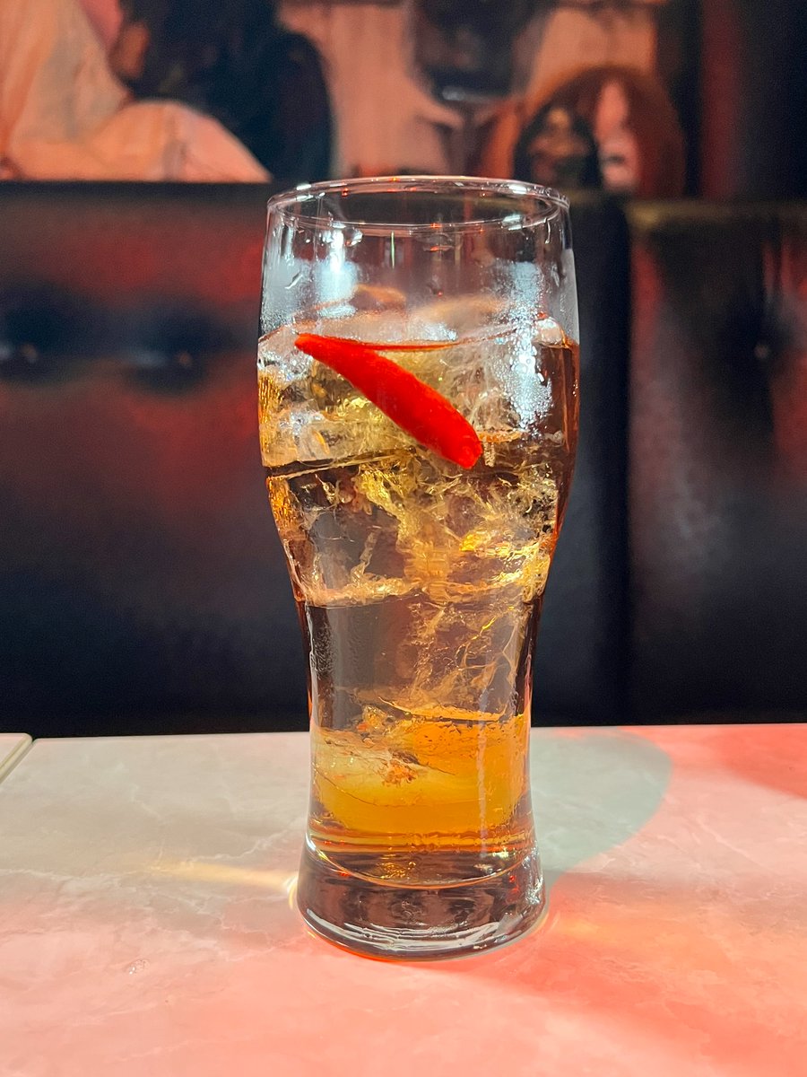 ImmersiveTN's tweet image. 【イマーシブスリラーナイト info】
今回、ご協力いただいている怪談Barスリラーナイト歌舞伎町店とのコラボドリンクは1杯1,000円で、スマホケースやPCに可愛く貼れるサイズの特典ステッカー付き🍹
唐辛子の辛さ効いた大人味のカクテルとなっております。
ぜひご賞味ください📷
#怪談 #妖怪 #ホラー