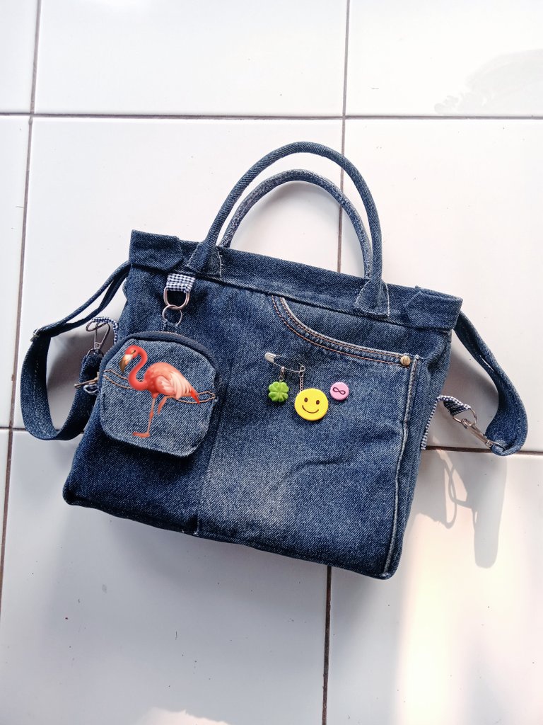 Littleflamigo__'s tweet image. Finally aku menyelesaikan ini 🤧
entah berapa kali kecucuk jarum,benang putus/kusut tapi aku cukup puas hasilnya🤸‍♂️✨️✨️

tambahan pin Mio [🙂🍀♾️] aku buat dari clay 

From this                &amp;gt;&amp;gt;&amp;gt;               to this