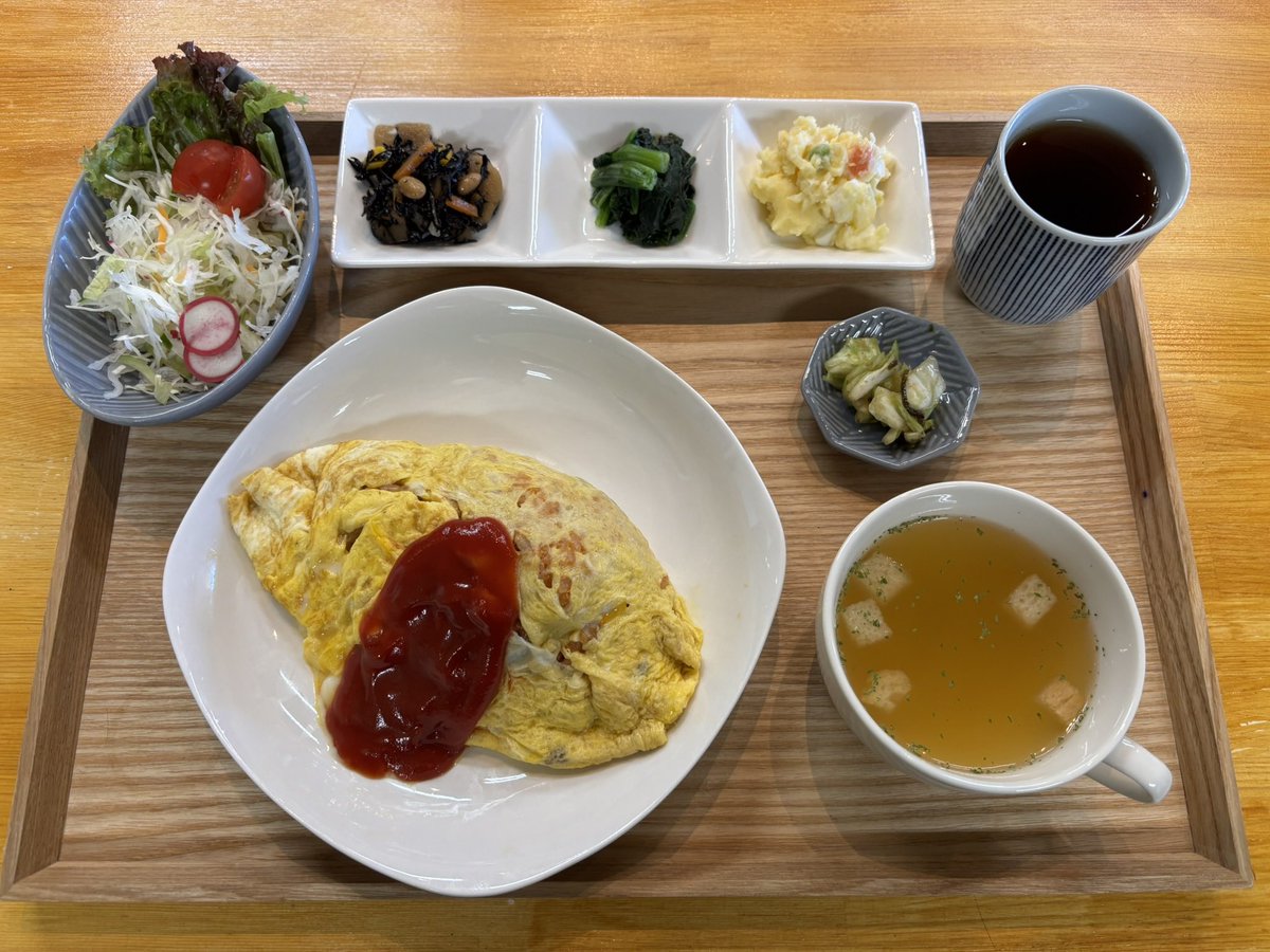gratz_kakogawa's tweet image. 【ライブキッチンgratz】
ランチ営業11:30〜14:00
平日のみの営業(土日祝休)
※駐車場有り
週替わりのグラッツランチ
今週7/28(月)〜8/1(金)は
【昔ながらのオムライス】です😋
#加古川 #gratz #グラッツ
#ライブキッチン #ランチ