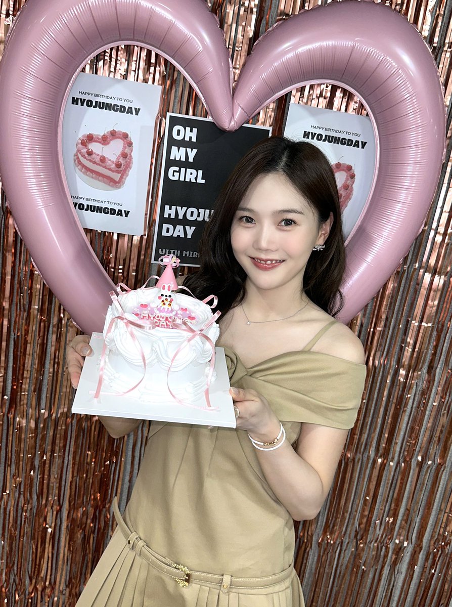 8_OHMYGIRL's tweet photo. [#OhTimes] 250728 HAPPY HYOJUNG DAY 생일 라이브📸

🎀𝐇𝐚𝐩𝐩𝐲 𝐛𝐢𝐫𝐭𝐡𝐝𝐚𝐲 𝐭𝐨 𝐇𝐘𝐎𝐉𝐔𝐍𝐆🎀
사랑과 축하 듬뿍 받은 쩡데이🐰
크리들도 행복한 쩡데이 보내세요🎂💗

#오마이걸 #OHMYGIRL #OMG #효정
#HAPPYHYOJUNGDAY https://t.co/8sBc4KMCJS