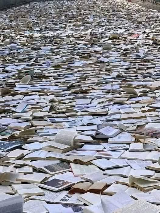 Un camión cargado con miles de diccionarios de sinónimos, se estrelló ayer perdiendo toda su carga. Los testigos quedaron atónitos, sobresaltados, desconcertados, estupefactos, confundidos, conmocionados, sacudidos, paralizados, aturdidos, sorprendidos, sobrecogidos...