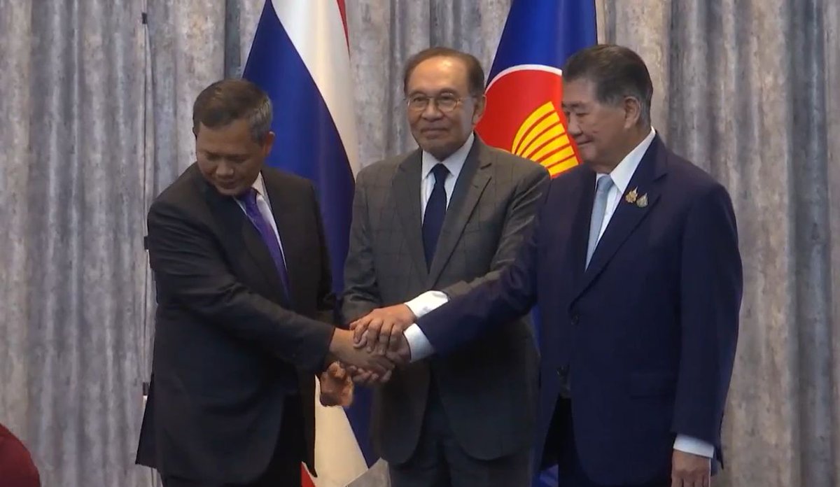 EkonomiRakyatMY's tweet image. Thailand dan Kemboja setuju dengan gencatan senjata serta merta bermula tengah malam ini tanpa sebarang syarat

Kedua-dua pemimpin negara berkenaan ucap terima kasih kepada Perdana Menteri Malaysia di atas inisiatif beliau dalam menjayakan rundingan ini