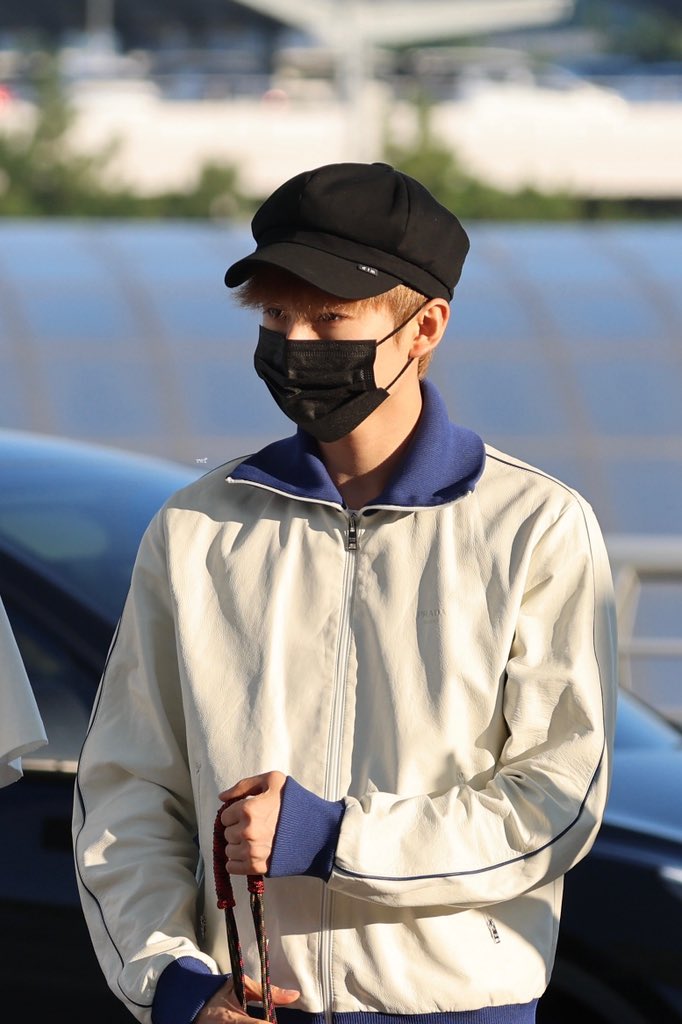 meow_yushi's tweet image. 프라다 보니까 생각나는 그 사진