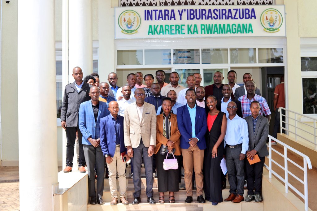 Rwamagana District (@rwamaganadistr) on Twitter photo Uyu munsi Umuyobozi w'Akarere <a href="/RadjabM/">Radjab Mbonyumuvunyi</a> ,abiherewe ububasha na Minisitiri w'Ubutabera/Intumwa Nkuru ya Leta, yakiriye indahiro y'abahesha b'inkiko batari ab'umwuga 26, baherutse guhabwa inshingano z'abanyamabanga nshingwabikorwa mu tugari 26 two mu Karere. Uyu munsi Umuyobozi w'Akarere <a href="/RadjabM/">Radjab Mbonyumuvunyi</a> ,abiherewe ububasha na Minisitiri w'Ubutabera/Intumwa Nkuru ya Leta, yakiriye indahiro y'abahesha b'inkiko batari ab'umwuga 26, baherutse guhabwa inshingano z'abanyamabanga nshingwabikorwa mu tugari 26 two mu Karere.