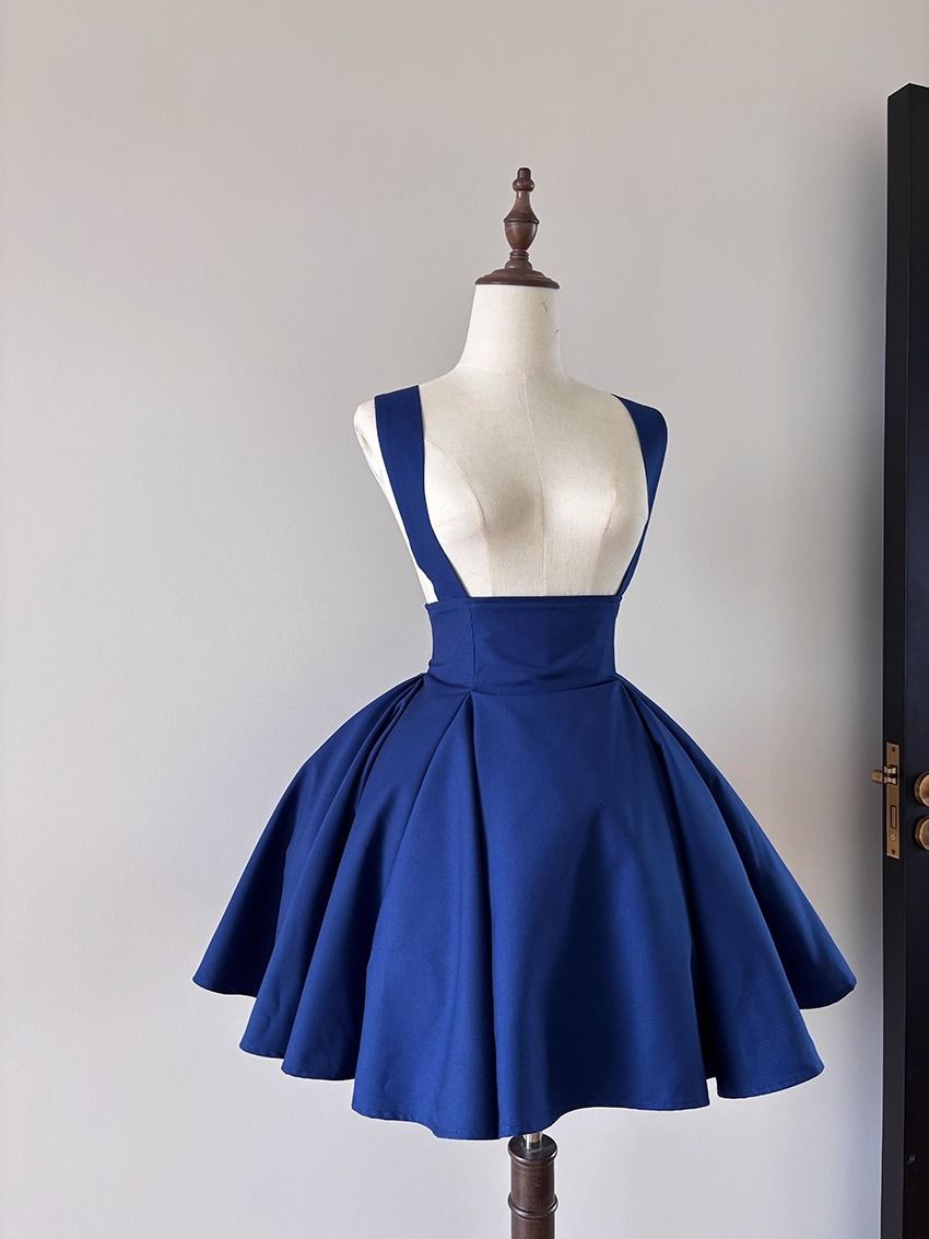 ManusxMachina's tweet image. 西洋貴族のストラップスカート 
manus-machina.com/collections/ne… 
クラシカルで華やかな存在感を放つ、ドールライクなストラップスカート。ウエストをしっかりとマークするコルセット風の切り替えと、広がりのあるフレアシルエットが特徴的。美しい立体感と品格を演出してくれる。
